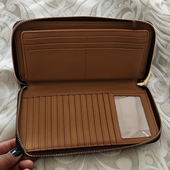 Large Micheal Kors Wallet - Picture 3 of 6